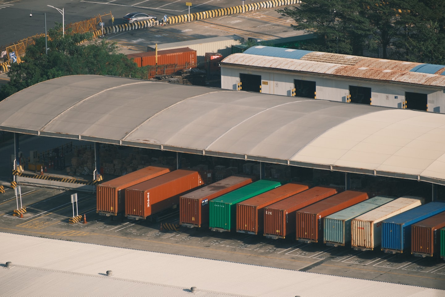 Lastpallar organiserade i ett livligt frakt- och logistiknav.