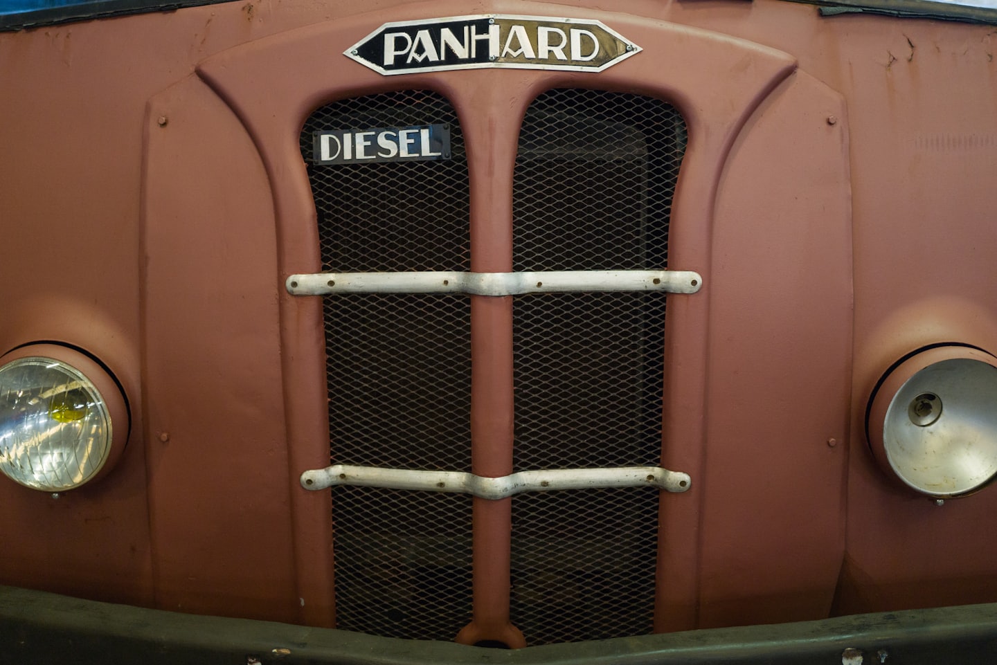 Rostig vintage Panhard dieselbil, grill och strålkastare framifrån.